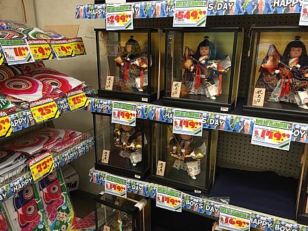 多民族が多く住むハワイの日系スーパーでは5月の節句のこいのぼりが！5月人形まで売りに出ています。	 