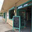 こじゃれたおいしいプレートランチ店やカフェが集まるモンサラット・アベニューに、5月14日（月）グランドオープンしたのが「カフェ・モーリーズ（Cafe Morey's）」。場所は、閉店してしまったジャパニーズイタリアン「ハッピーバレー パスタ＆ピッツア」の跡地。