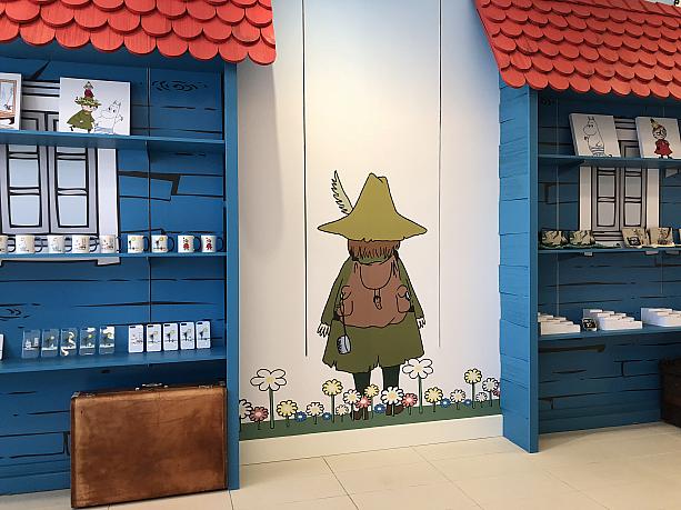 店内奥には小さなお子様スペースがあり、靴を脱いでムーミンのテレビ（英語です）を見られるようになっています。次回アラモアナ・センターを訪れた際は、ぜひ寄ってみては。