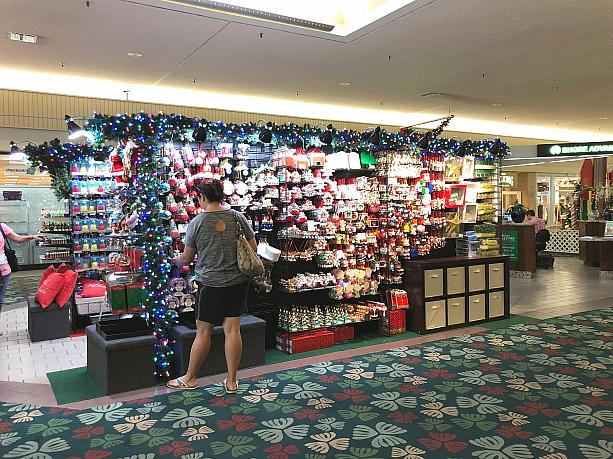 毎年この時期恒例の期間限定出店、クリスマスツリーオーナメントのお店「サンタズペン（Santa's Pen）」も登場。