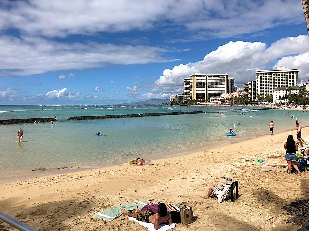 青空（と雲）が広がっていますが、ハワイはいま冬期兼雨期。晴れていたと思ったら、突然雨が降ることも多いんです。