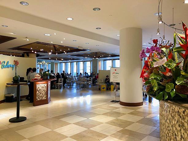 E KOMO MAIはハワイ語で「ようこそ、You are welcome」。アラモアナセンターのメイシーズにやってきたのは、人気ローカルベーカリー＆レストランの、リリハ・ベーカリー3号店。2019年3月、ソフトオープンしました。