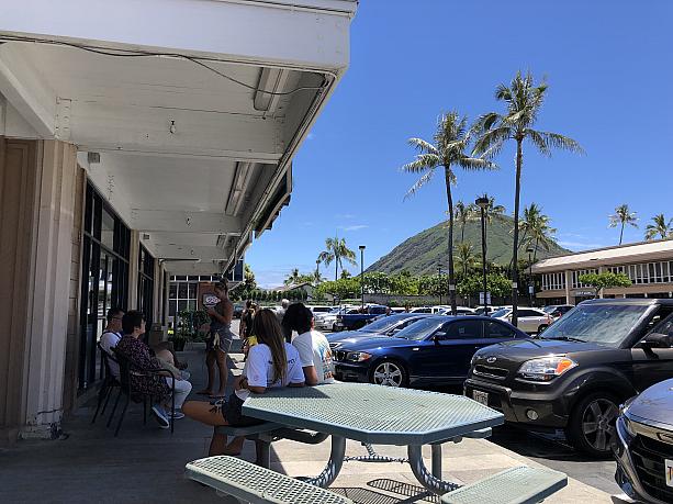 週末、ローカルが並んでいるのは、ココ・マリーナ・センターにある人気朝食レストラン、「モエナ・カフェ」。お店がまだ新顔だった時代、「ほっとハワイ」でご紹介したことがあります。