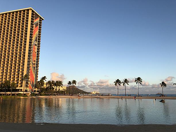 サンセットタイムには空も海もラグーンもオレンジ色に染まり、昼間とはまた違う、忘れられないハワイの風景になること間違いナシです。