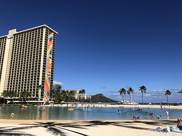なんともハワイ、ワイキキらしい景色！左手はヒルトン・ハワイアン・ビレッジ・ワイキキ・ビーチ・リゾートのレインボー・タワー。奥にはダイヤモンドヘッド。