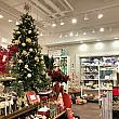 雑貨店にはステキなクリスマス飾りがいっぱい。ハワイらしいトロピカルな商品に囲まれたツリーです。