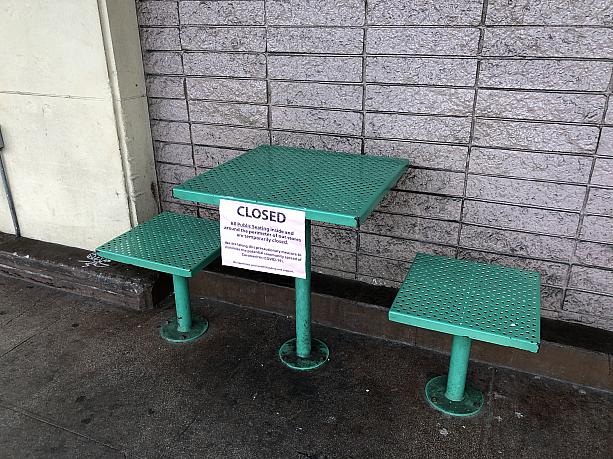 店外にあるテーブルとイスは使用禁止となっています。