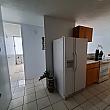 入って右側はキッチン．アイエイチのオーブンストーブ、大きめの冷蔵庫完備