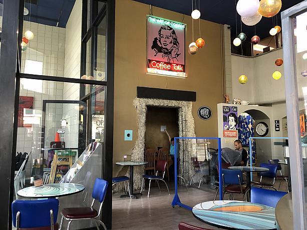 ローカルなグルメタウン、カイムキの老舗カフェ「Coffee Talk（コーヒー・トーク）」は営業中。