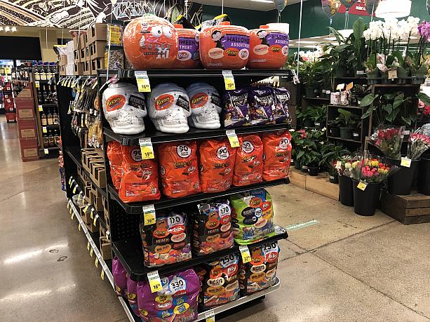 スーパーやドラッグストアにハロウィンのお菓子が並んでいます。