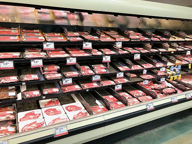 お肉売り場にはいかにもアメリカらしいガッツリ大きなかたまり肉から薄切り肉まで。「Shabu shabu beef」「Sukiyaki beef」として売られています。