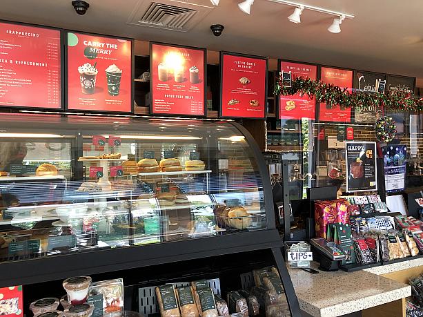 閉店している店舗が多かったワイキキのスタバですが、郊外のショッピングセンター店舗はオープン中。クリスマスのデコレーションがカワイイ。