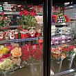 冷蔵ショーケースの中には様々な色の薔薇。もちろんハワイならではのレイも。ローカルの人々はバレンタインにも花束じゃなくレイを贈ったり。