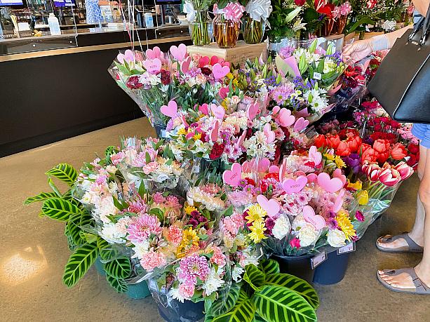 バレンタインデー直前のある日、地元スーパーマーケットに入るとバレンタイン用の花束がお出迎え。
