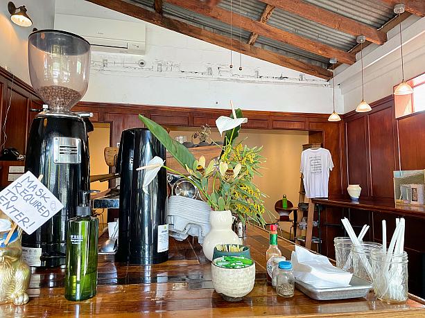 先週（2021-04-12）ご紹介したカフェ・モーリーズからひとつ挟んでお隣がこのアースカフェ。