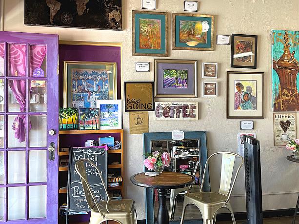 「ミラージュ・アート＆カフェ」店内に足を踏み入れると、心地好い手作り感とアートな雰囲気、そしてホッと落ち着くコーヒーの香り。