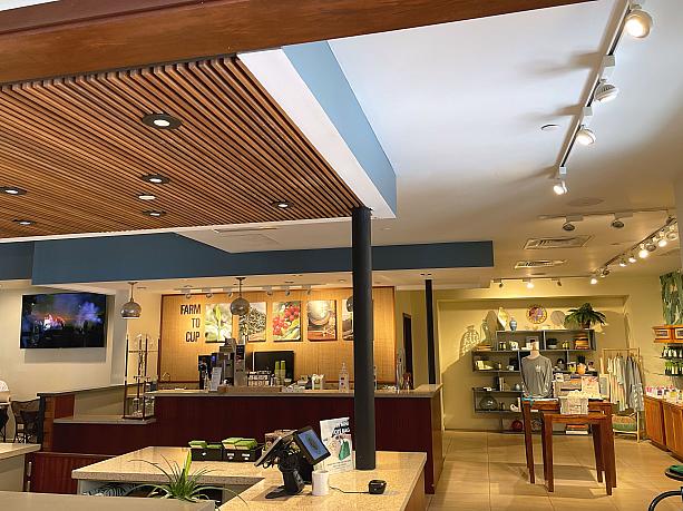 ハワイ島の自社コーヒー農園豆を店内焙煎した、その一杯をお客様への口元へ、をテーマに2015年オープン。店内には、コーヒー豆やロゴアイテムが並ぶギフトショップや、コーヒーの歴史などを記したパネルも。