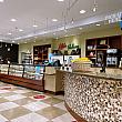 1950年創業、ハワイの老舗ベーカリー＆ダイナー「リリハ・ベーカリー」3号店。ベーカリーのココアクリーム入りシュークリーム「ココパフ」は、さまざまなガイドブックやSNSなどでもおなじみ。ハワイに住んでいると、お土産に、差し入れに、ちょっとした集まりに、お目にかかることも多いんです。