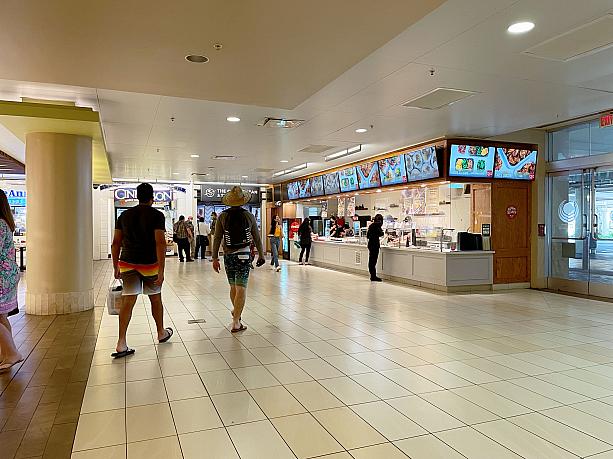 アメリカ本土からのツーリストは、コロナ禍前の60パーセント以上戻ってきているとニュース報道もありましたが、陽があるうちは皆さん、海、山、ホテルのプールにいることが多くて。ショッピングセンターではそれほどお見掛けしないんです。