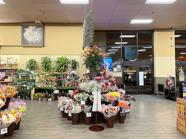 まずは野菜、果物‥‥の手前に花売り場があるのが、たいていのハワイにあるスーパーマーケットのレイアウト。