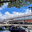 後ろに回ると実はカイムキ・ショッピング・センター。前回、前々回のほっとハワイでご紹介したアラモアナセンターとは、同じショッピングセンターでも大いに違う！ オープンは1980年。建物は3階建て。パーキングは2階建て。3階には主に医療機関やオフィスなどが入っています。
