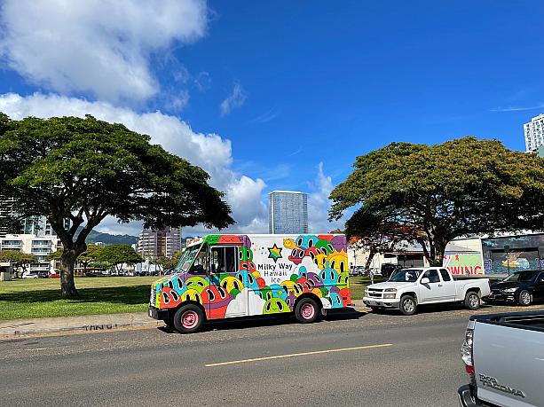 公園沿いに停まったフードトラックもカカアコ仕様？ 壁画あり。目に映る海や山だけじゃない、目に入る絵でも楽しませてくれるハワイです。