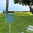ハワイ州法にのっとったサインが。「ここより先は公共ビーチ。飲酒は禁止となります」ごく一部例外を除きすべてのビーチは公共というのがハワイの法。この先はワイアラエ・ビーチパーク（Waiʻalae Beach Park）。公園での飲酒は違法なんです。ビーチに向かっていたカクテル片手のホテルゲストのカップルがこの手前でストップ。引き返していました。