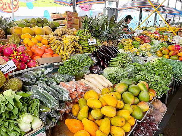 普段は使わずあまり目に入らないような野菜果物も、つい手にしたくなってしまう。たとえばドラゴンフルーツ。マンゴーやパイナップルもいつもの地元スーパーでは見かけない種類がありました。