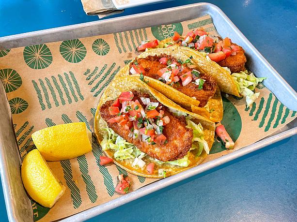 バハ・フィッシュ・タコス（Baja Fish Tacos）。食べ終わったら次は食料品売り場です！