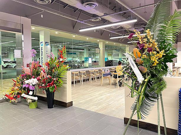 新たなアラモアナセンター店はデリやお弁当、イートインがより充実と聞いていましたが、その通りのよう。ホノルルにはほかにもマルカイ（Marukai）、ドン・キホーテ（DonQuijote）、ミツワ・マーケットプレイス（Mitsuwa Marketplace）という日系スーパーがあって、在住日本人はホントに助かってます！