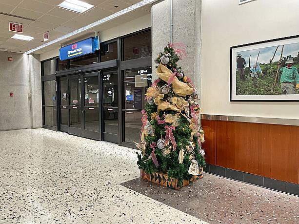 日本時間ではクリスマス終わってしまいましたが。ハワイは1日遅れ。正確には19時間遅れ。メレ・カリキマカ！（ハワイ語の「メリー・クリスマス」）ホノルル空港（ダニエル・K・イノウエ国際空港）各所に飾られていたツリーのひとつ。