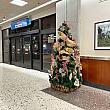 日本時間ではクリスマス終わってしまいましたが。ハワイは1日遅れ。正確には19時間遅れ。メレ・カリキマカ！（ハワイ語の「メリー・クリスマス」）ホノルル空港（ダニエル・K・イノウエ国際空港）各所に飾られていたツリーのひとつ。