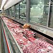 お肉売り場には、幼児の身長ほどじゃないかという牛肉も。コスコ的には小さめ～普通サイズパックの場合でも、一般的な日本人のお腹なら一気に消費するには10人は必要、な気がします。