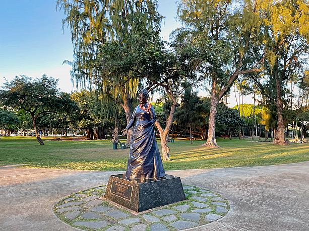 パーク入口に2001年12月31日より佇むのは、クイーン・カピオラニ。ハワイ王朝カピオラニ女王（1834年12月31日～1899年6月24日）像です。