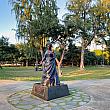 パーク入口に2001年12月31日より佇むのは、クイーン・カピオラニ。ハワイ王朝カピオラニ女王（1834年12月31日～1899年6月24日）像です。