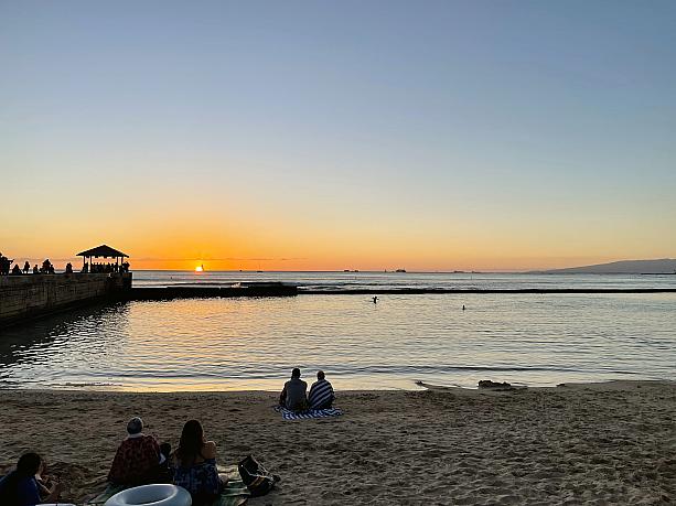 ロイヤル・ハワイアン・センター辺りまで行ってからビーチに戻り、しばし海辺のサンセットタイム。2月の日没は18時30分前後です。ふたりで眺めるロマンチックサンセット‥‥の皆さんがいっぱいでした。