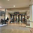 「バーンズ・アンド・ノーブルってまだハワイにあったっけ？」ときどき誰かが口にしているのを耳にします。バーンズ・アンド・ノーブルは全米最大手書店チェーン。アラモアナセンターにはこの通り！　まだあります。ハワイにはほかにハワイパシフィック大学（HPU）アロハタワーキャンパス内に1店舗と、マウイ島カフルイのマウイ・マーケットプレイスにもう1店舗あります。