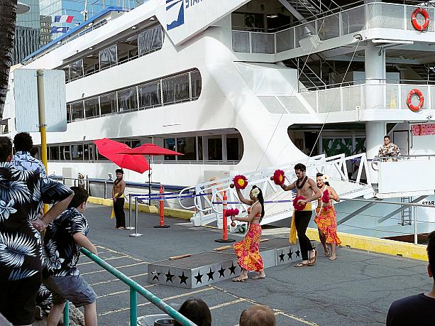 乗船前に、さっそくミニフラショーがスタート。アメリカ本土からハワイ旅行中らしい男の子、フェンスから身を乗り出して見入っていました。お父さんが慌てておそろいのアロハシャツを着た息子の身体を支えて。