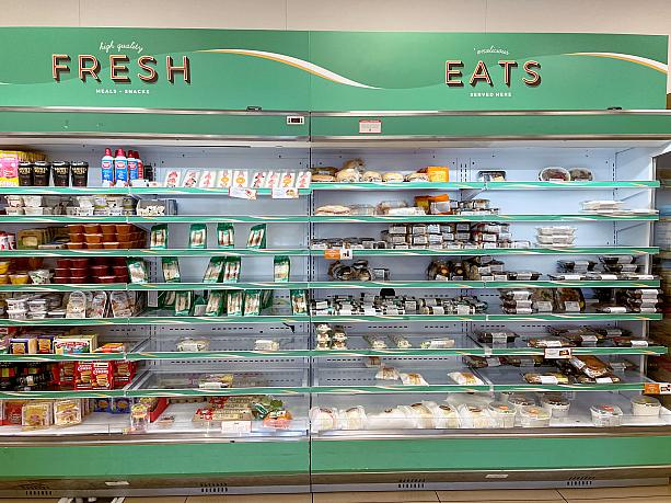 冷蔵ショーケースにはMUSUBIにSUSHI、ジャパニーズスタイルのサンドイッチ。昨今はフルーツサンドがホノルル市内あちこちで見られるようになりました。