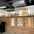 なんとも心地好いカフェスペース。ここは香港出身の女性オーナーが開いたプラント＆カフェショップ「Plantoem（プラントエム）」。今月、オープンから2周年を迎えました。