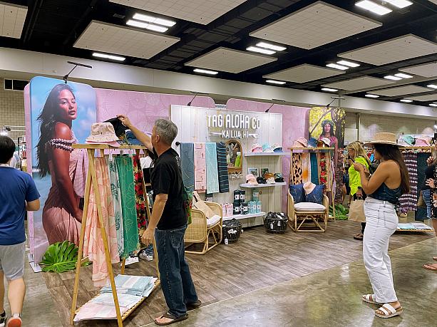 ハワイならではの工芸品から、ファッション、ジュエリー、飲食まで450以上の出店があったそう。メイド・イン・カイルアタウンの「Tag Aloha Co.」は、サスティナブルかつオシャレなパレオやタオル、バッグなどのお店。