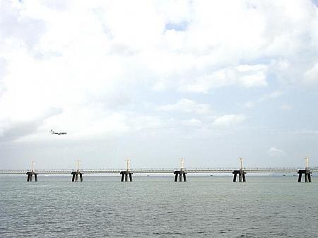 ランタオ島を左手に、空港を右手に見ながら船は進みます。飛行機がたくさん下りていくのが見えました。