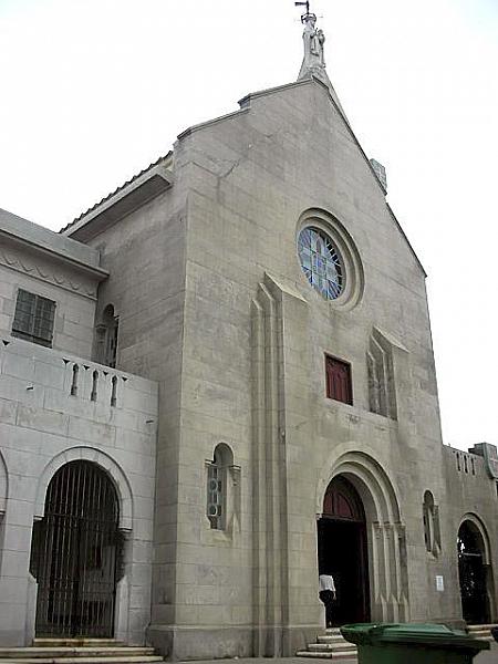 1622年に建てられたロココ調のペンニャ教会。