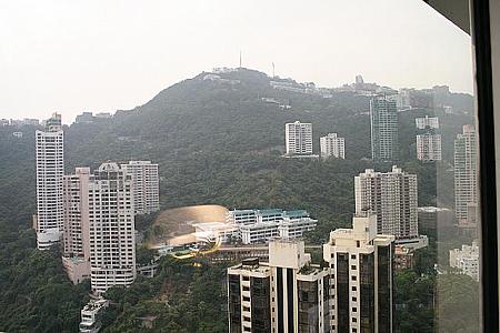 見てください、この景色。大都会香港の金鐘にいながら緑に囲まれているから不思議です。忙しい香港でホッとする時間がお部屋に行くと待っています。