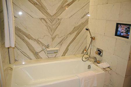バスルームは白が基調。浴槽とシャワーブースは別々にあります。