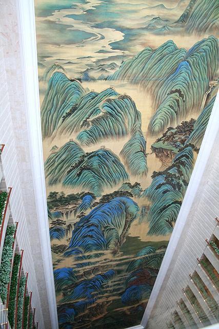 うーん、うなりました。これがかの有名な山水画です。中国から40人もの画家を呼び、全部で250のシルクのパネルをつなぎ合わせて完成しました。