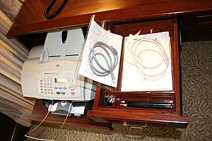 デスクの引き出しにはインターネット接続用のケーブルも標準装備されてます。Fax機は印刷も勿論可。
