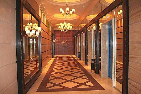 エレベーターホールや廊下もとっても豪華。シャンデリアが多いですね。