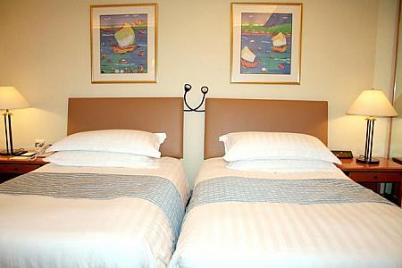 ベッド同士はほぼくっついていますが、お部屋自体は余裕の広さです。