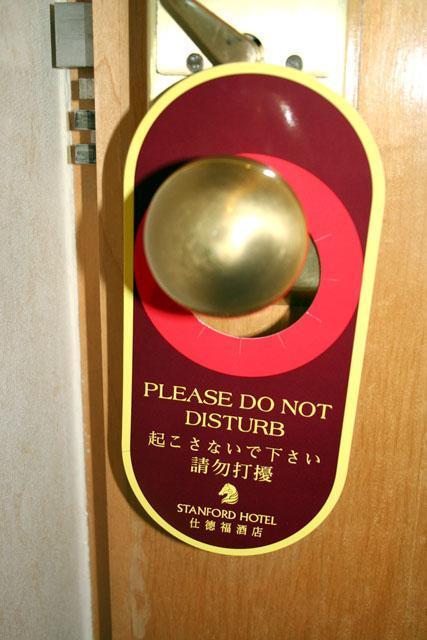 ドア・ノブに掛けるハウス・キーピングへのサインは日本語もありました。